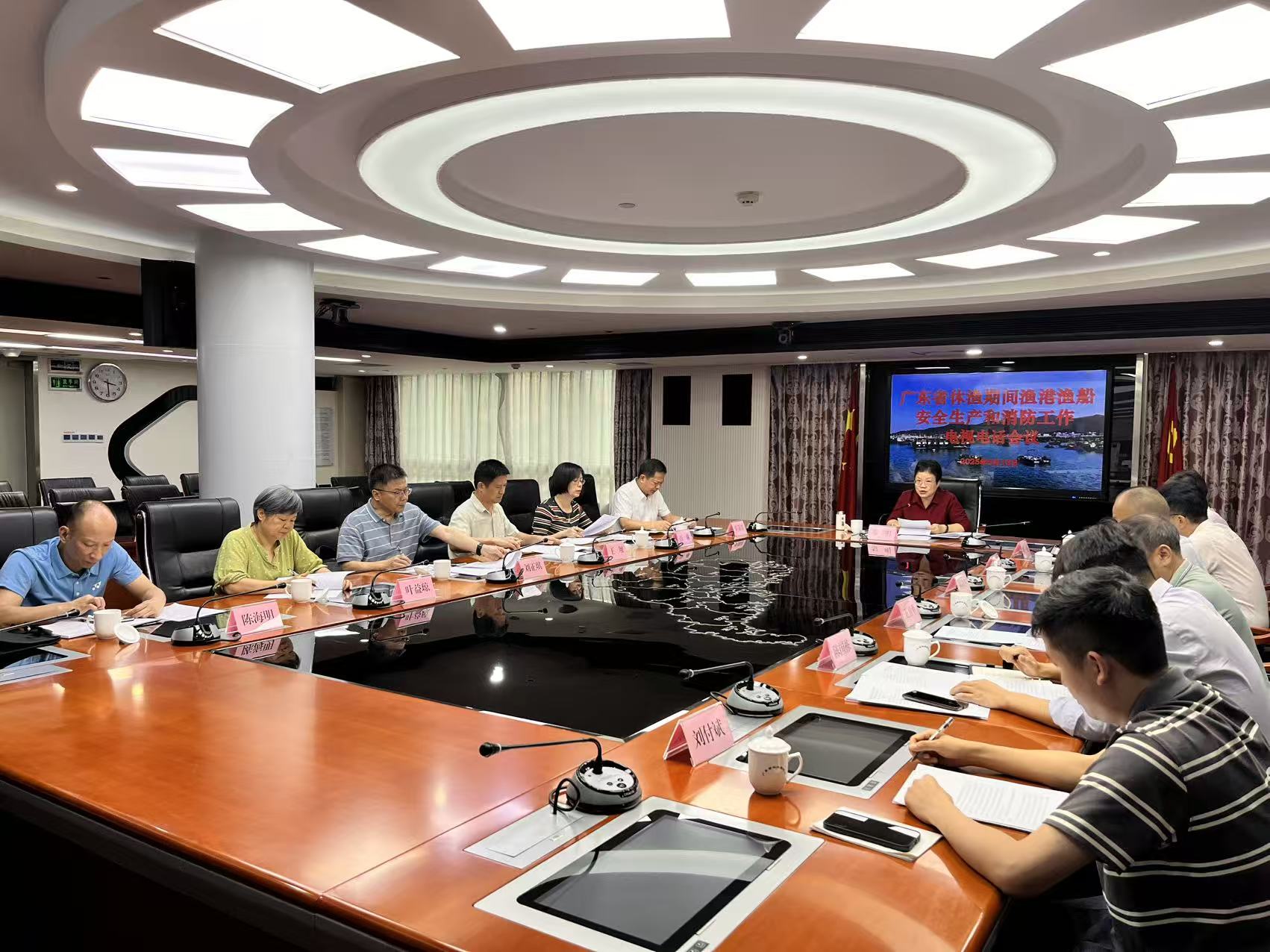 日韩av
召开休渔期渔港渔船安全生产和消防工作电视电话会议
